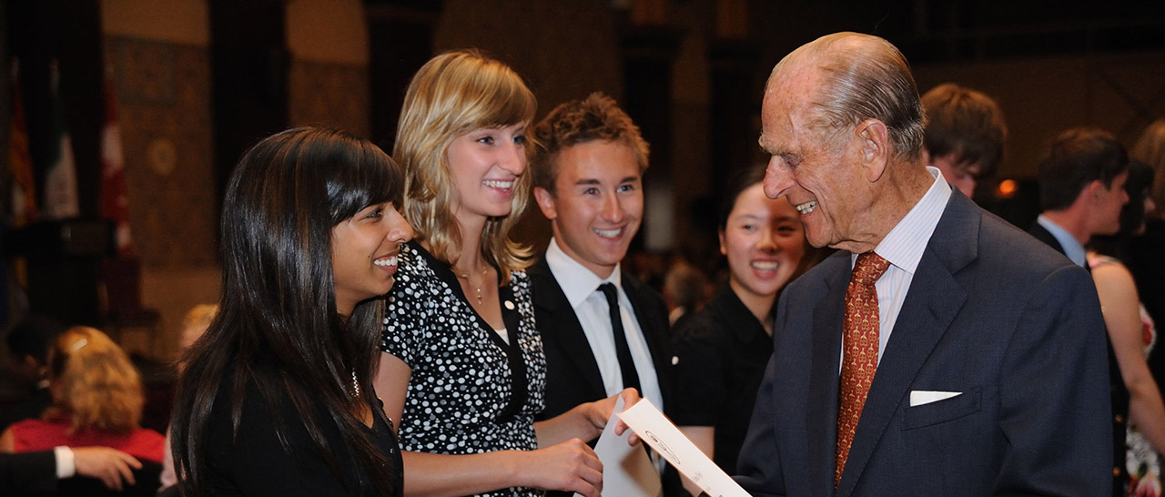 le Prince Phillip avec les lauréats du prix.