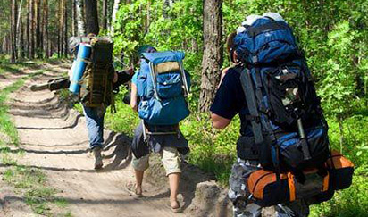 Un groupe de jeunes en randonnée lors de leur voyage aventureux