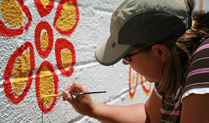 participant peignant une peinture murale