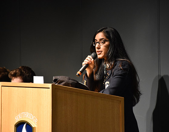Participant prenant la parole lors d'une conférence